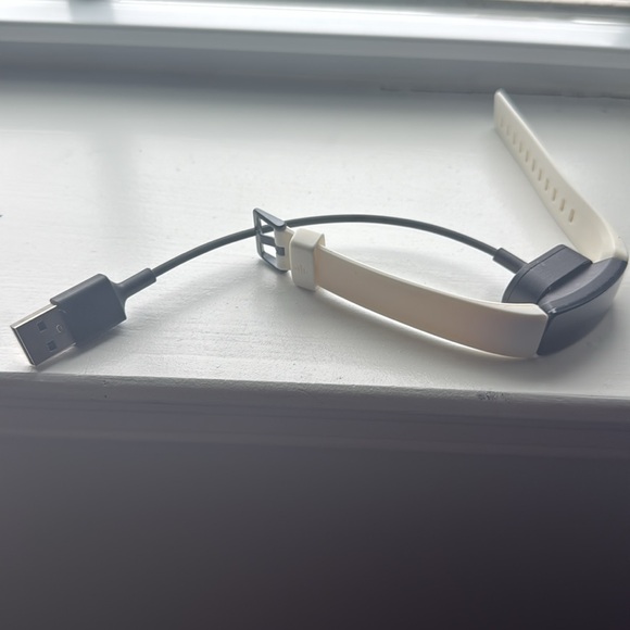 White fitbit - Picture 2 of 3